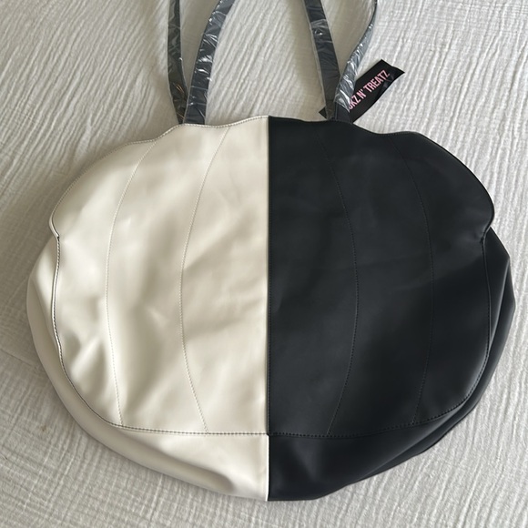 NWT Dolls Kill Trickz N Treatz A Grin that Glowz Mega Tote - Picture 8 of 14